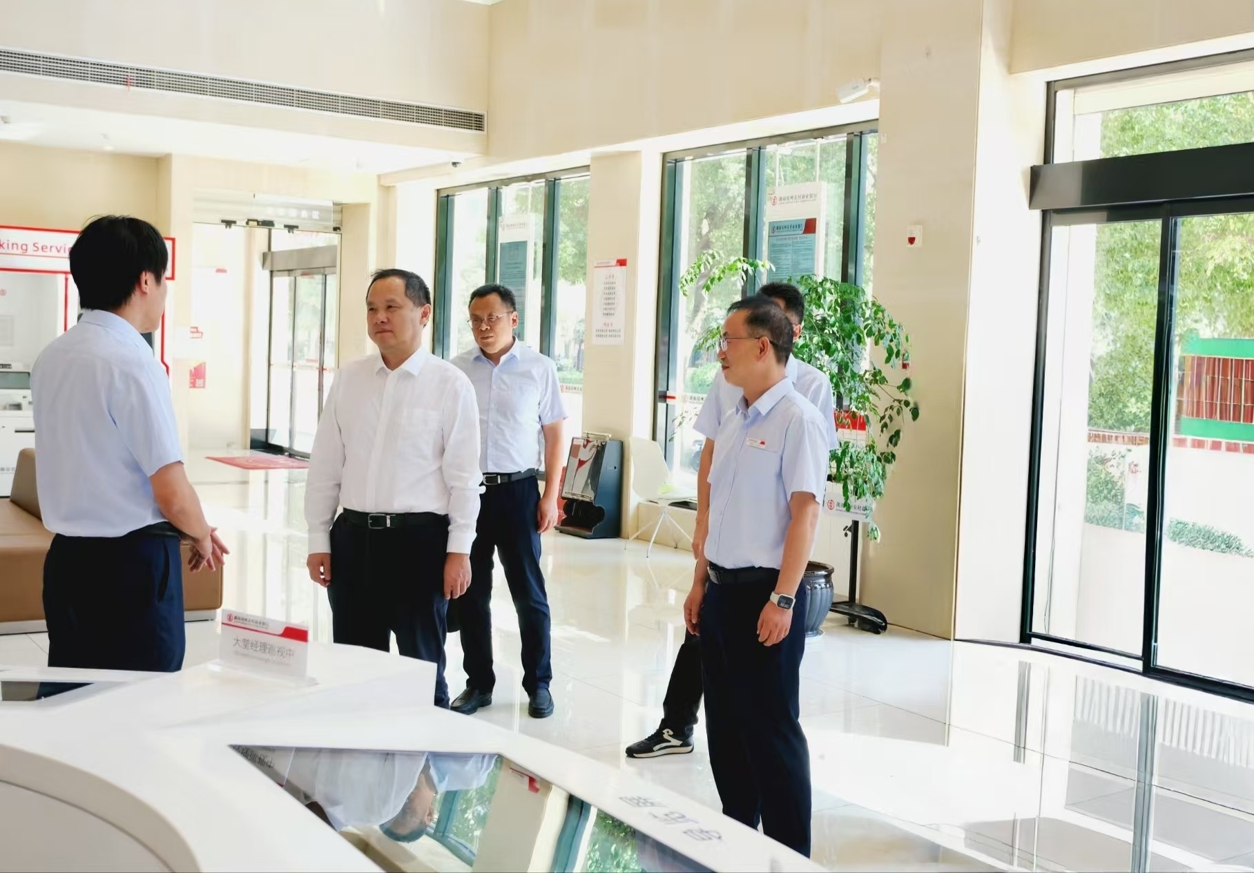 黃向陽出席第五屆湖南旅游發(fā)展大會(huì)簽約 并赴中方、靖州農(nóng)商銀行調(diào)研